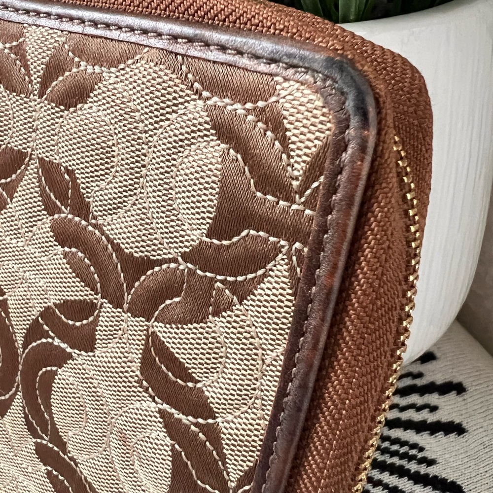 COACH Y2K Optic Brown Quilted Signature Planner - Picture 9 of 10